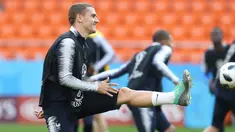 Penyerang Prancis, Antoine Griezmann melakukan pemanasan selama latihan di Yekaterinburg, Rusia, (20/6). Prancis akan menghadapi Peru paada pertandingan lanjutan grup C Piala Dunia 2018. (AP Photo / David Vincent)