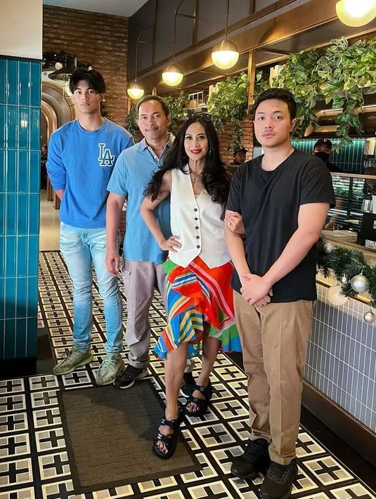 <p>Diah Permatasari menikah dengan Anton Sutopo pada 1997. Dari pernikahan itu, ia dikaruniai dua orang anak. [Foto: instagram.com/dps_diahpermatasari]</p>