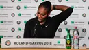 Petenis AS, Serena Williams menggelar konferensi pers pengunduran dirinya dari Prancis Terbuka di Roland Garros, Paris, Senin (4/6). Pemenang Grand Slam 23 kali baru-baru ini kembali ke tenis setelah melahirkan anak pertamanya. (Pauline BALLET/FFT/AFP)