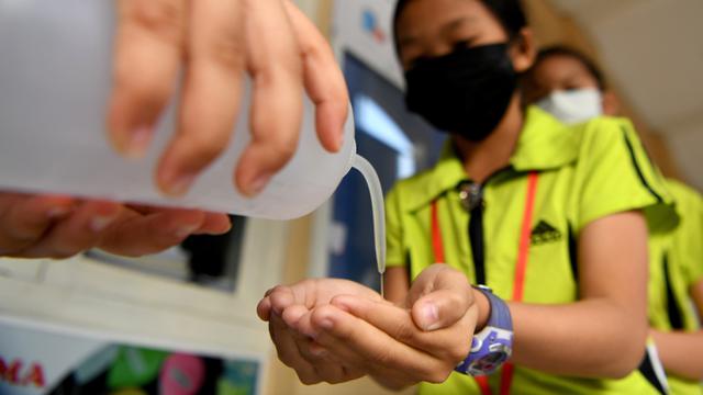 Waspada Virus Corona, Pelajar di Kamboja Beraktivitas Pakai Masker