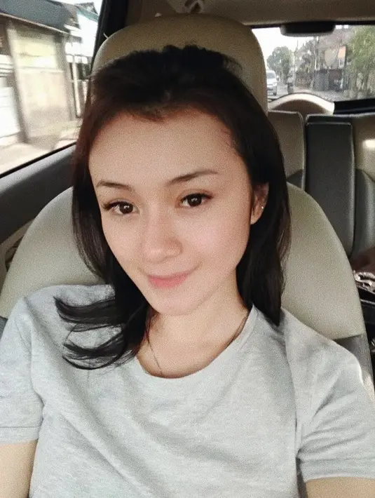 Bahkan Dara sempat memamerkan wajah cantiknya tanpa balutan makeup. (Foto: instagram.com/darathevirgin)