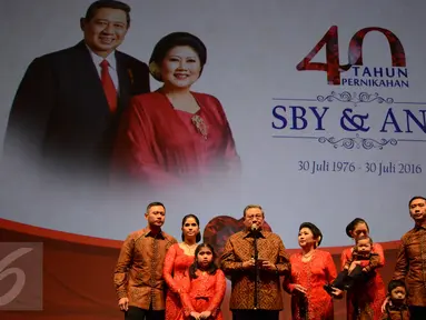 Presiden Keenam RI, Susilo Bambang Yudhoyono (keempat kiri) memberikan sambutan pada HUT 40 tahun penikahannya dengan Kristiani Herrawati di Jakarta, Sabtu (30/7). SBY dan Ani Yudhoyono menikah pada 30 Juli 1976.