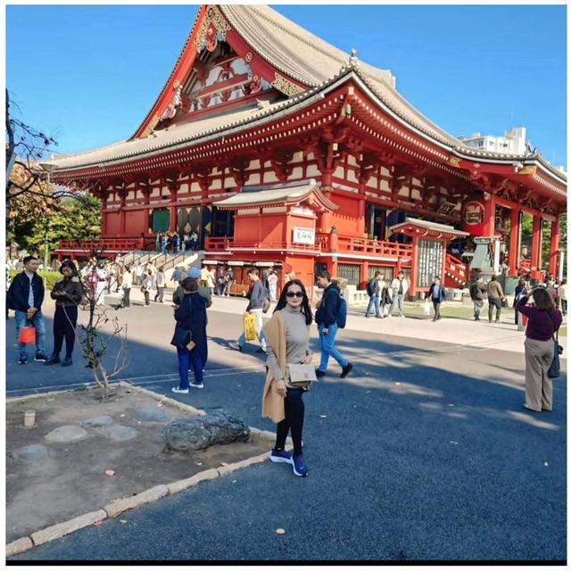 6 Gaya liburan Anna Maria istri Roy Marten, pesonanya di usia 61 tahun bikin kagum netizen