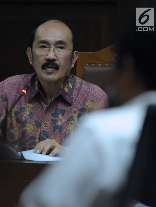 Terdakwa perkara merintangi penyidikan KPK pada kasus korupsi e-KTP, Fredrich Yunadi bertanya pada saksi ahli saat sidang lanjutan di Pengadilan Tipikor, Jakarta, Kamis (17/5). Sidang mendengar keterangan saksi ahli. (Liputan6.com/Helmi Fithriansyah)