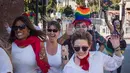 Pejalan kaki berlarian dikejar oleh peserta berdandan seperti badut selama acara parodi tahunan "Running of the Clowns"d i Pasadena, California pada 20 Oktober 2019. Lari dikejar kawanan badut ini merupakan parodi yang mengolok-olok lomba dikejar banteng di Spanyol. (Mark RALSTON / AFP)