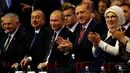 Presiden Turki Recep Tayyip Erdogan dan  Presiden Rusia Vladimir Putin saat menghadiri 23rd World Energy Conress, Istanbul, Turki (10/10). Hubungan kedua negara sempat tegang akibat penembakan jet tempur Rusia oleh militer Turki. (REUTERS/Murad Sezer)