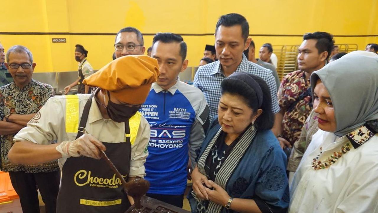 Kunjungan Ani Yudhoyono di pabrik Chocodot Garut, November 2018 lalu, masih membekas buat sebagian besar warga Garut