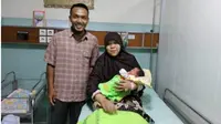 Ibu bayi kembar tiga Esti Muryani menggendong salah satu bayinya didamping suami, Trianto, di Ruang Anisa RS PKU Muhammadiyah Solo, Senin (19/11 - 2018). (Solopos/Ratih Kartika)