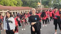 Istri Calon Presiden (Capres) nomor urut tiga Ganjar Pranowo, Siti Atikoh hadir dalam Senam Indonesia Cinta Tanah Air (Sicita) yang dihadiri ratusan kader dan simpatisan PDI Perjuangan (PDIP) di alun-alun Serang, Banten, Senin (11/12/2023). (Liputan6.com/Winda Nelfira)