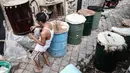 Ridho (52) mengecat tong dalam pembuatan bedug di kawasan Tanah Abang, Jakarta, Jumat (17/6). Menjelang lebaran, sejumlah pedagang menjual aneka ragam bedug yang dijual dari harga Rp.100 ribu hingga Rp. 4 juta. (Liputan6.com/Faizal Fanani)