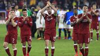 Para pemain Liverpool menyapa suporter usai melawan Sevilla pada laga Liga Champions di Stadion Ramon Sanchez Pizjuan, Sevilla, Selasa (21/11/2017). Kedua klub bermain imbang 3-3. (AP/Miguel Morenatti)