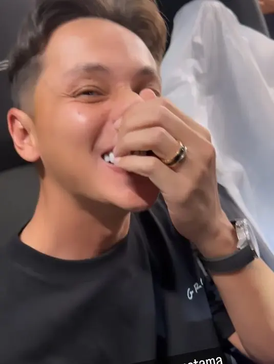 <p>Andhika Pratama terlihat tersenyum lebar selama di showroom. Ia terlihat sangat bahagia saat melihat mobil barunya. [Foto: instagram.com/ussypratama]</p>