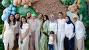 Selanjutnya, ada Aurel Hermansyah yang memadukan kemeja dan celana panjang serba putihnya dengan pashmina warna abu-abu.  [@nissyaa/@azizahsalsha_/@aaliyah.massaid].
