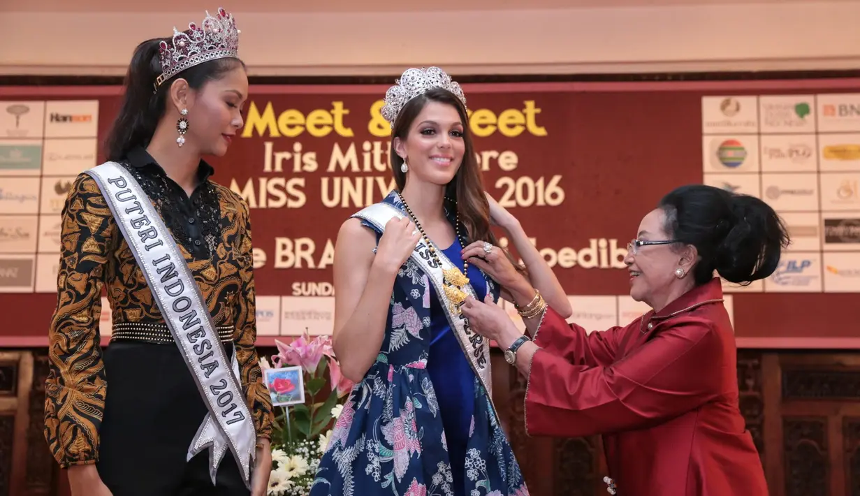 "Saya tidak tahu namanya, nasi goreng, saya suka itu," singkatnya saat makan siang bersama Pengurus Yayasan Puteri Indonesia di kediaman Mooryati Soedibjo di kawasan Menteng, Minggu (2/4/2017). (Adrian Putra/Bintang.com)