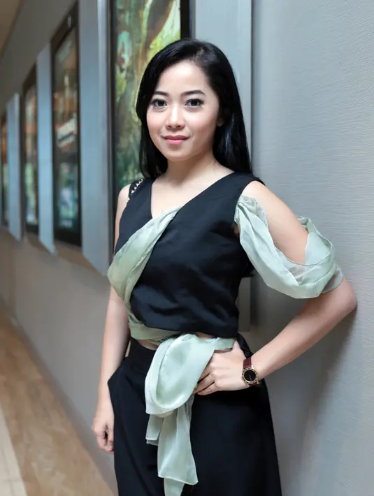 "Sebagai Bian, kalau Bian itu kan murung pendiam dan punya background tertekan karena keluarganya. Bian dari kecil udah biasa ada pressure, tekanan. Broken familinya biasa banget," kata Karina Salim.