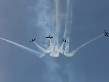 Aksi aerobatik udara Jupiter Aerobatic Team (JAT) dalam perayaan HUT TNI AU ke-71 di Bandara Halim Perdanakusuma, Jakarta, Minggu (9/4). Dalam atraksi ini sebanyak 1.600 personel TNI AU dan 132 pesawat dilibatkan. (Liputan6.com/Faizal Fanani)