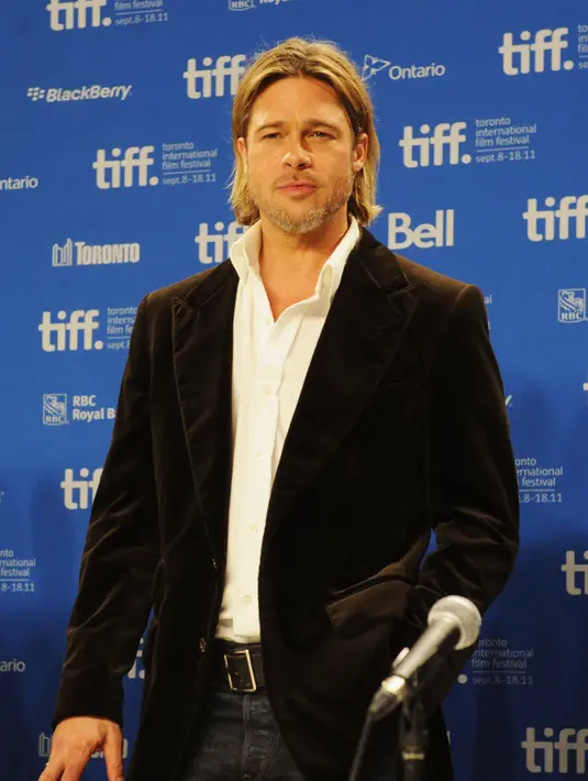 Diselimuti berbagai hal yang membuatnya sangat sedih, Brad Pitt tidak mempedulikan itu. Tetap dengan pendiriannya, Pitt hanya mengutamakan kebahagian anak-anak dan menginginkan keenam anaknya dapat tumbuh normal. (AFP/Bintang.com)