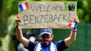 Fans menunjukan poster selamat datang kepada Karim Benzema saat sesi latihan Timnas Prancis di Clairefontaine-en-Yvelines, Rabu (26/5/2021). Benzema kembali memperkuat Timnas Prancis setelah enam tahun absen. (AFP/Franck FIfe)