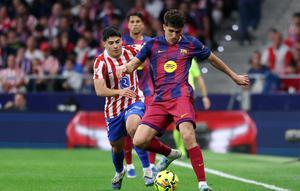 Bek Barcelona, Pau Cubarsi, mencoba melewati penjagaan pemain Atletico Madrid pada lanjutan Liga Spanyol 2025/2026 di Stadio Wanda Metropolitano, Madrid, Minggu (5/4/2026) dini hari WIB. (Pierre-Philippe MARCOU / AFP)