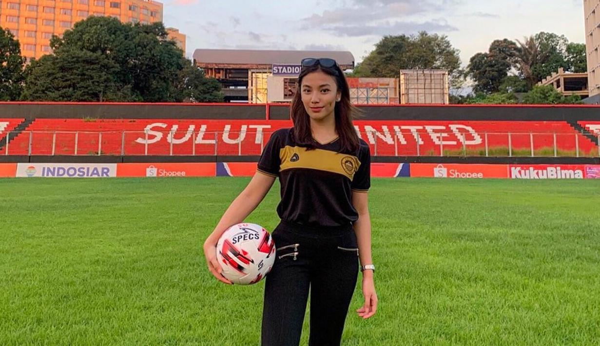 Gadis cantik jelita itu memegang posisi sebagai Manager Academy Sulut United dan Marketing di tim berjulukan Hiu Utara. Ia juga menjadi garda terdepan tim dalam dunia sponsorship. (Dok Instagram @gasyakaren)