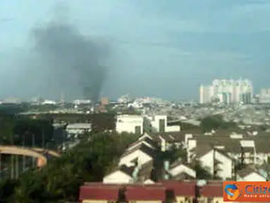 Citizen6, Cilacap: Tangki premium depo terbakar, Sabtu (2/4). (Pengirim: Ravinder Mawa)