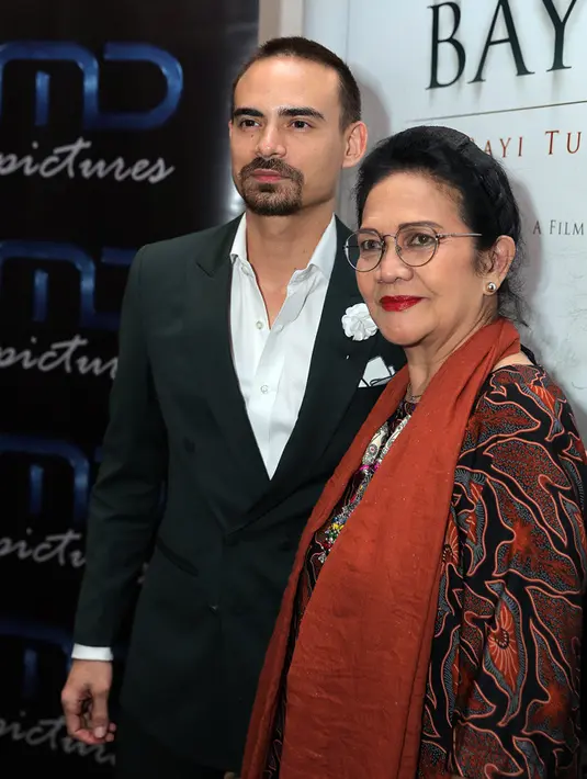 "Ada sutradara yang sudah punya visi maunya seperti apa adegannya. Dan aktor harus bisa mengikuti maunya sutradara, itu bagus sekali karena bisa jelas," ujarnya beberapa waktu lalu. (Adrian Putra/Bintang.com)