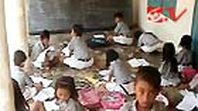 Sekolah Rusak, Murid Belajar di Rumah Warga