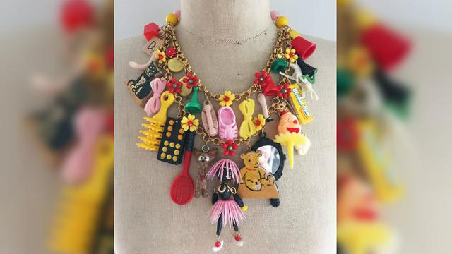 Dengan sentuhan kreativitas, barang yang sudah dianggap sebagai sampah pun bisa kembali dipakai menjadi perhiasan.