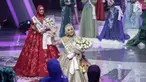 Finalis dari Malaysia, Uyaina Arshad melambaikan tangan seusai dinobatkan sebagai Puteri Muslimah Asia 2018 pada malam final di di Studio 6 Emtek, Jakarta, Senin (7/5). Uyaina Arshad berhasil menyisihkan 17 peserta. (Liputan6.com/Faizal Fanani)