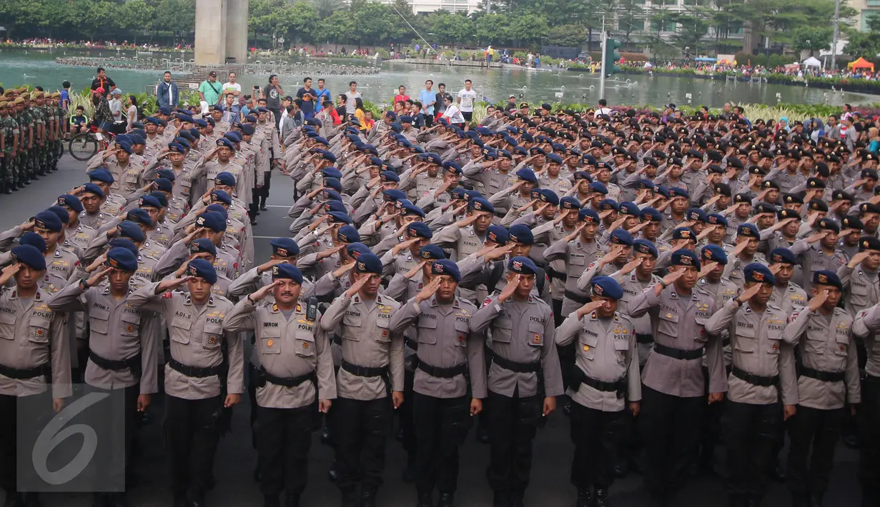 Ratusan personil pengamanan melakukan apel di Bundaran HI, Jakarta, Minggu (1/5). Sebanyak 8.153 petugas dari Polri, TNI, Satpol PP, dan Dinas Perhubungan dikerahkan untuk mengamankan peringatan May Day 2016. (Liputan6.com/Angga Yuniar)