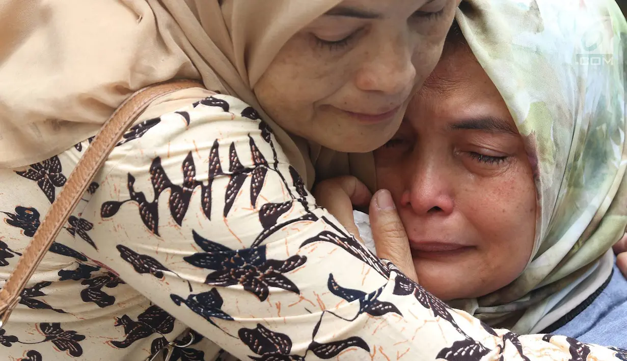 Anggota keluarga korban jatuhnya pesawat Lion Air JT 610 mendatangi posko ante Antemortem Rumah Sakit Polri Kramat Jati, Jakarta, Selasa (30/10). Pihak RS Polri sudah memeriksa 151 anggota keluarga korban pesawat Lion Air. (Liputan6.com/Immanuel Antonius)