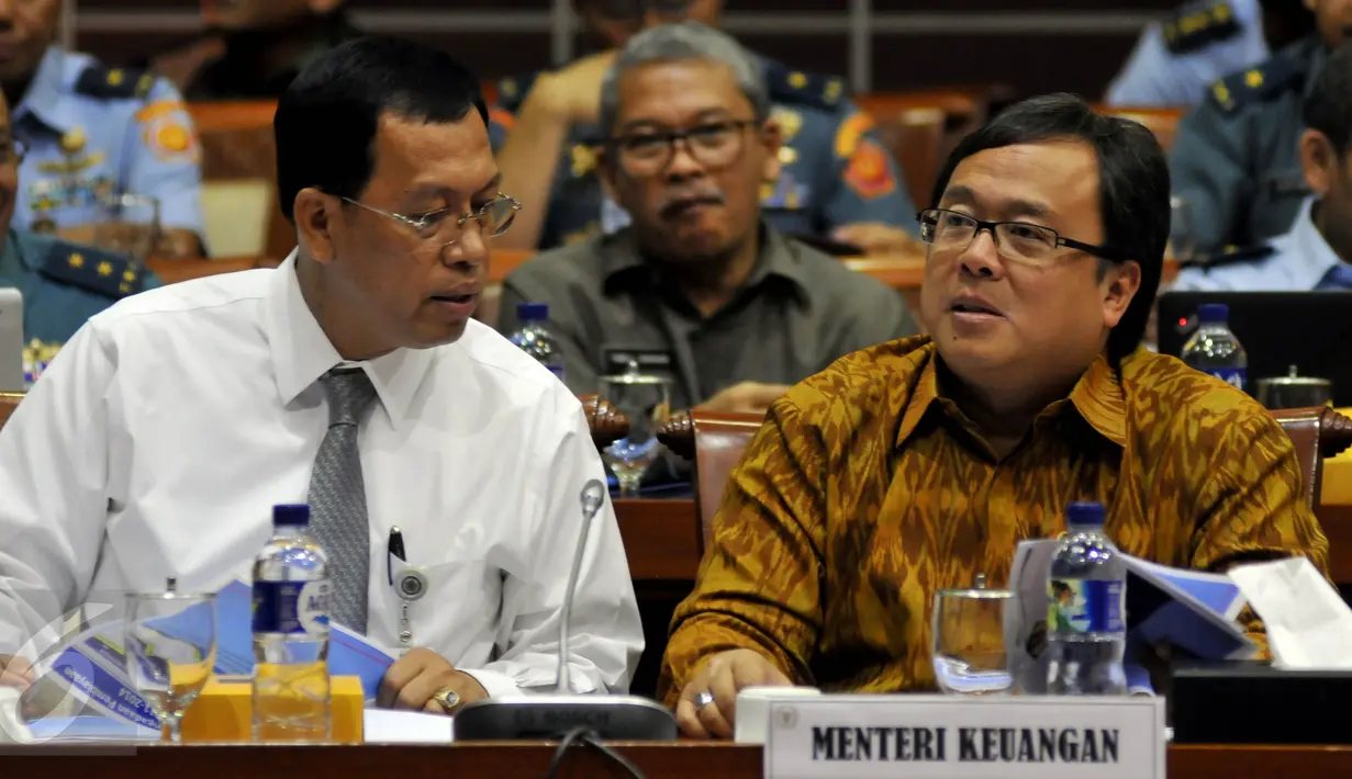 Menteri Keuangan Bambang Brodjonegoro (kanan) mengikuti Raker dengan Komisi I DPR di Senayan, Jakarta, Senin (19/10/2015). Raker membahas evaluasi pelaksanaan Minimum Essensial Force (MEF) Tahap I dan Tahap II. (Liputan6.com/JohanTallo)