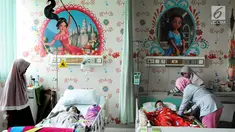 Perawat memeriksa pasien anak yang terserang demam berdarah di RSUD Pasar Minggu, Jakarta, Rabu (30/1). Dinas Kesehatan DKI Jakarta mengatakan  terdapat 613 kasus demam berdarah dengue (DBD) selama Januari 2019. (Liputan6.com/Herman Zakharia)