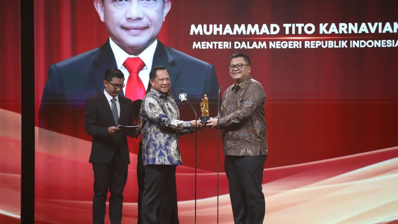 Mendagri Tito Karnavian Raig Penghargaan Distinguished Leadership in Home Affairs di Ajang Indonesia Kita Awards