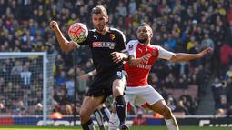 Pemain Watford, Valon Behrami (kiri), berebut bola dengan pemain Arsenal, Francis Coquelin, pada putaran keenam Piala FA di Stadion Emirates, London, Minggu (13/3/2016). (Reuters/Hannah McKay)
