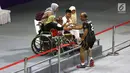 Pemain tim voli duduk putra Indonesia menyalami penonton saat bertanding melawan Iraq di Asian Para Games di GBK, Jakarta, Senin (8/10). Indonesia kalah dari Iraq dengan skor 25-11, 25-10, dan 25-10. (Merdeka.com/Imam Buhori)