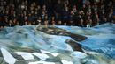 Suporter Manchester City membentangkan spanduk bergambar Yaya Toure usai laga melawan Brighton and Hove Albion di Stadion Etihad, Rabu (9/5/2018). Laga tersebut menjadi ajang perpisahan sang pemain bersama The Citizens. (AFP/Oli Scarff)