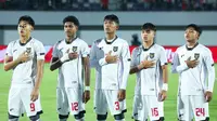 Hingga akhir pertandingan skor tidak berubah, Indonesia U-17 kalah telak tujuh gol tanpa balas dari China. Tampak dalam foto, pemain Timnas Indonesia U-17 jelang bertanding melawan China dalam laga uji coba di Indomilk Arena, Tangerang, Banten, Minggu (8/2/2026). (Bola.com/M Iqbal Ichsan)