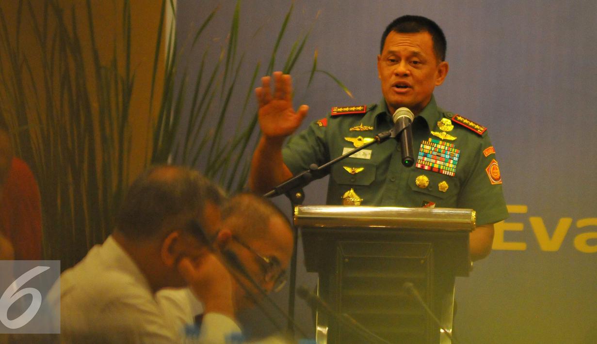 Panglima TNI Gatot Nurmantyo memberi sambutan dihadapan para peserta saat Rapat Pimpinan Nasional (Rapimnas) Ditjen Pajak di Gedung Ditjen Pajak, Jakarta, Senin (7/11). (Liputan6.com/Angga Yuniar)