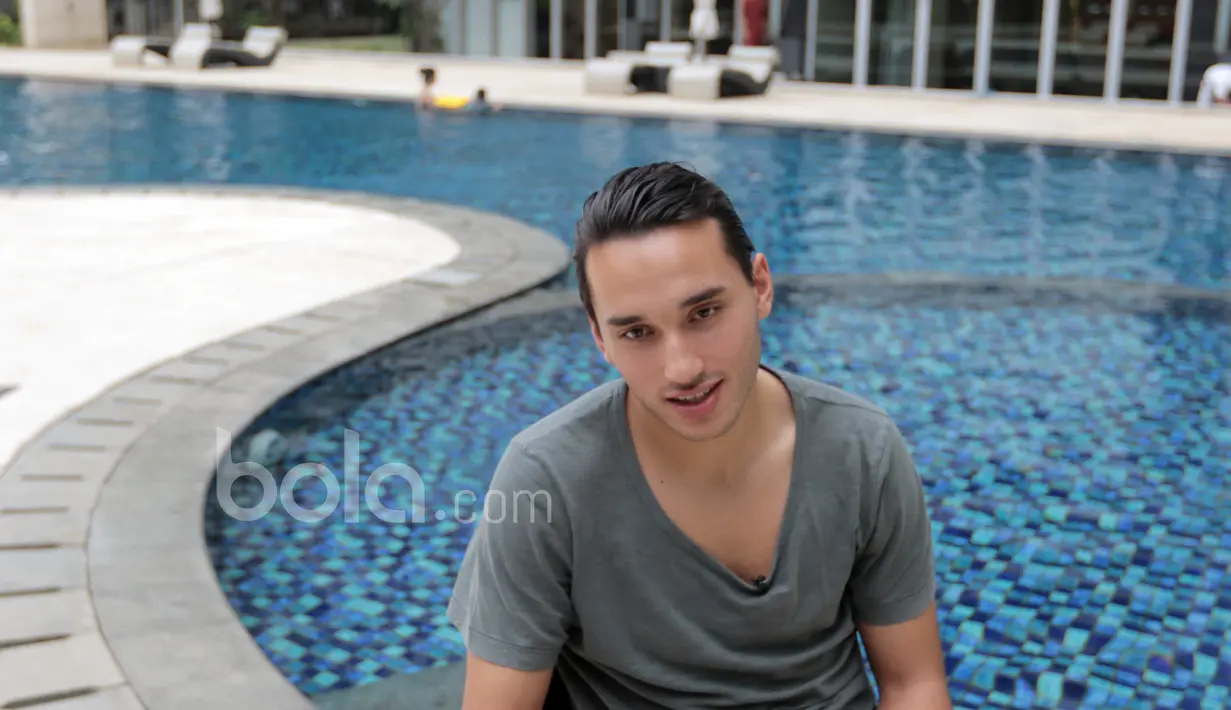 Ezra Walian lahir pada tanggal 22 Oktober 1997 (19 tahun) di Amsterdam, Belanda. (Bola.com/Nicklas Hanoatubun)