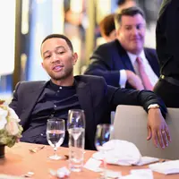 Chrissy Teigen sempat menggemparkan karpet merah American Music Awards 2016 dengan gaunnya yang tertiup angin dan bagian intimnya terlihat. Sebagai seorang suami, John Legend tidak pusing dengan kejadian itu. (AFP/Bintang.com)