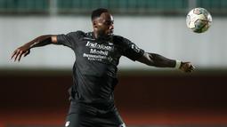 Delapan menit berselang, giliran Geoffrey Castillion yang mencatatkan namanya di papan skor. (Bola.com/Bagaskara Lazuardi)