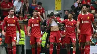 Darwin Nunez (tengah) tampat emosional hingga menangis usai mencetak gol kemenangan telak 3-0 Liverpool saat menjamu Bournemouth pada pekan kelima Liga Inggris, Sabtu (21/9/2024). Gol ini merupakan  gol pertamanya di Liga Inggris di bawah arahan Arne Slot. ( AFP/Paul Ellis)