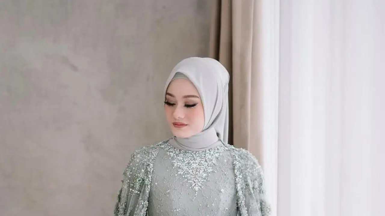 6 Inspirasi Baju Couple Lamaran untuk Wanita Berhijab, dari Citra Kirana hingga Dinda Hauw