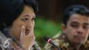 Ketua Pansel Pemilihan Calon Anggota KY, Harkristuti Harkrisnowo mengumumkan peserta yang lolos seleksi Profile Assessment di Kemensesneg, Jakarta, Kamis (9/7/2015).  Sebanyak 18 calon anggota KY lolos tes dari 34 peserta (Liputan6.com/Faizal Fanani) 