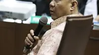 Syafruddin Arsyad Temenggung menjalani sidang dengan agenda pemeriksaan terdakwa  kasus penerbitan Surat Keterangan Lunas (SKL) BLBI.(Liputan6.com/Herman Zakharia)