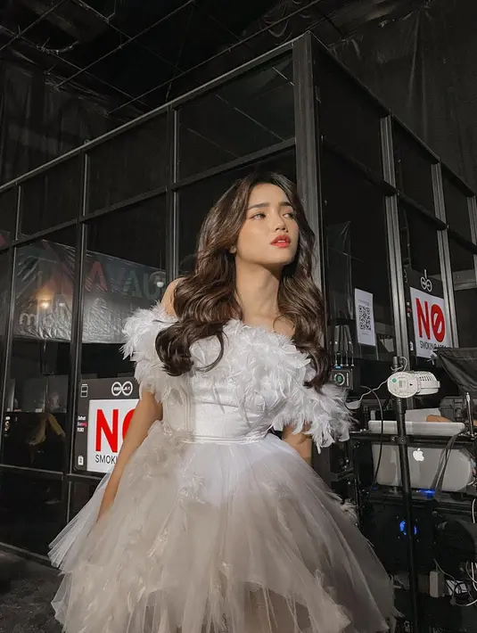 Penampilan Fuji kemudian dilengkapi dengan pulasan makeup flawless dalam rona coral yang segar. [fuji_an]