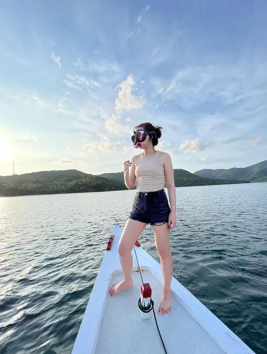 Pelantun Lagu Was Tatas terlihat saat antusias untuk snorkeling. Ia memandangi lautan seperti seolah-olah ingin segera berenang di sana. Momen Happy Asmara persiapan snorkeling dengan pandangi lautan ini menuai atensi dari publik. (Liputan6.com/IG/@happy_asmara77)