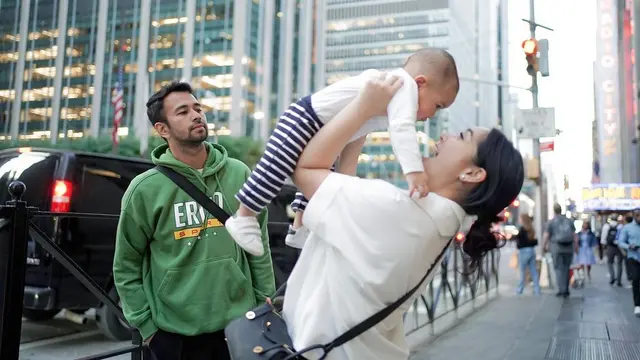 6 Momen Mesra Raffi Ahmad dan Nagita Slavina di New York, Bak ABG Pacaran