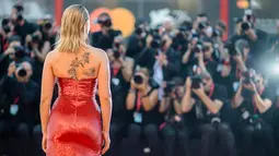 Scarlett Johansson berpose saat menghadiri pemutaran perdana film 'Marriage Story' di Venice Film Festival 2019, Italia, Kamis (29/8/2019). Bintang The Avengers itu memamerkan tato di punggungnya yang berbalut gaun merah berkilau. (Photo by Arthur Mola/Invision/AP)